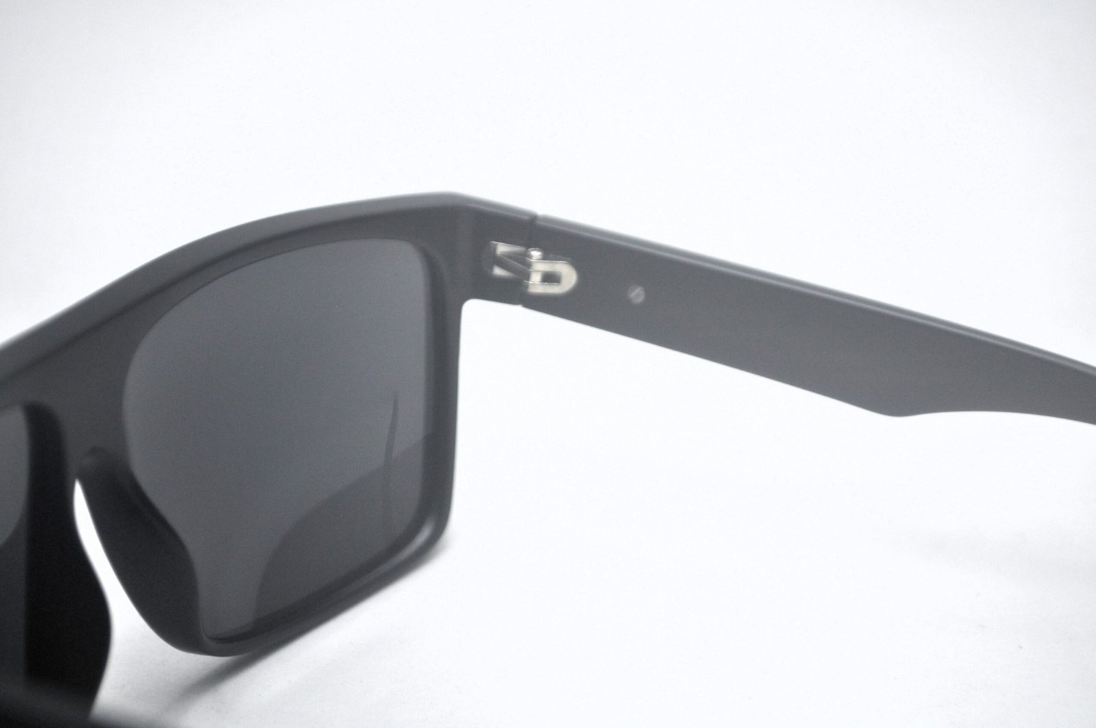 Óculos de Sol Preto Fosco com Lente Gray Polarized DP2119 C2 - Imagem 6