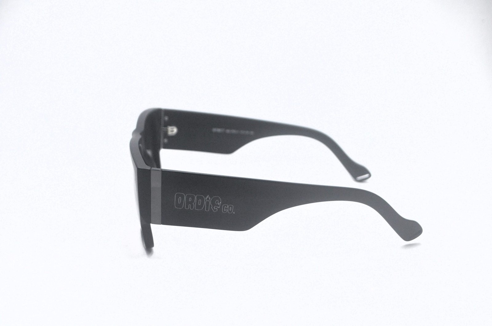 Óculos de Sol Preto Brilho com Lente Gray Degradê Polarized MT8677 10-P55 - Imagem 6