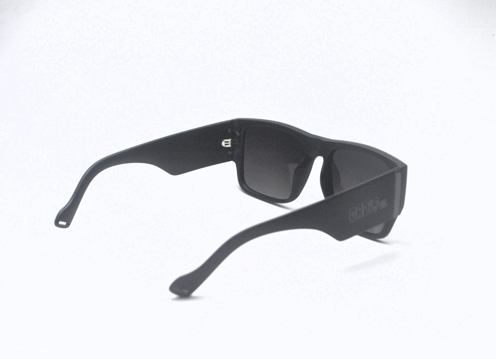 Óculos de Sol Preto Brilho com Lente Gray Degradê Polarized MT8677 10-P55 - Imagem 7
