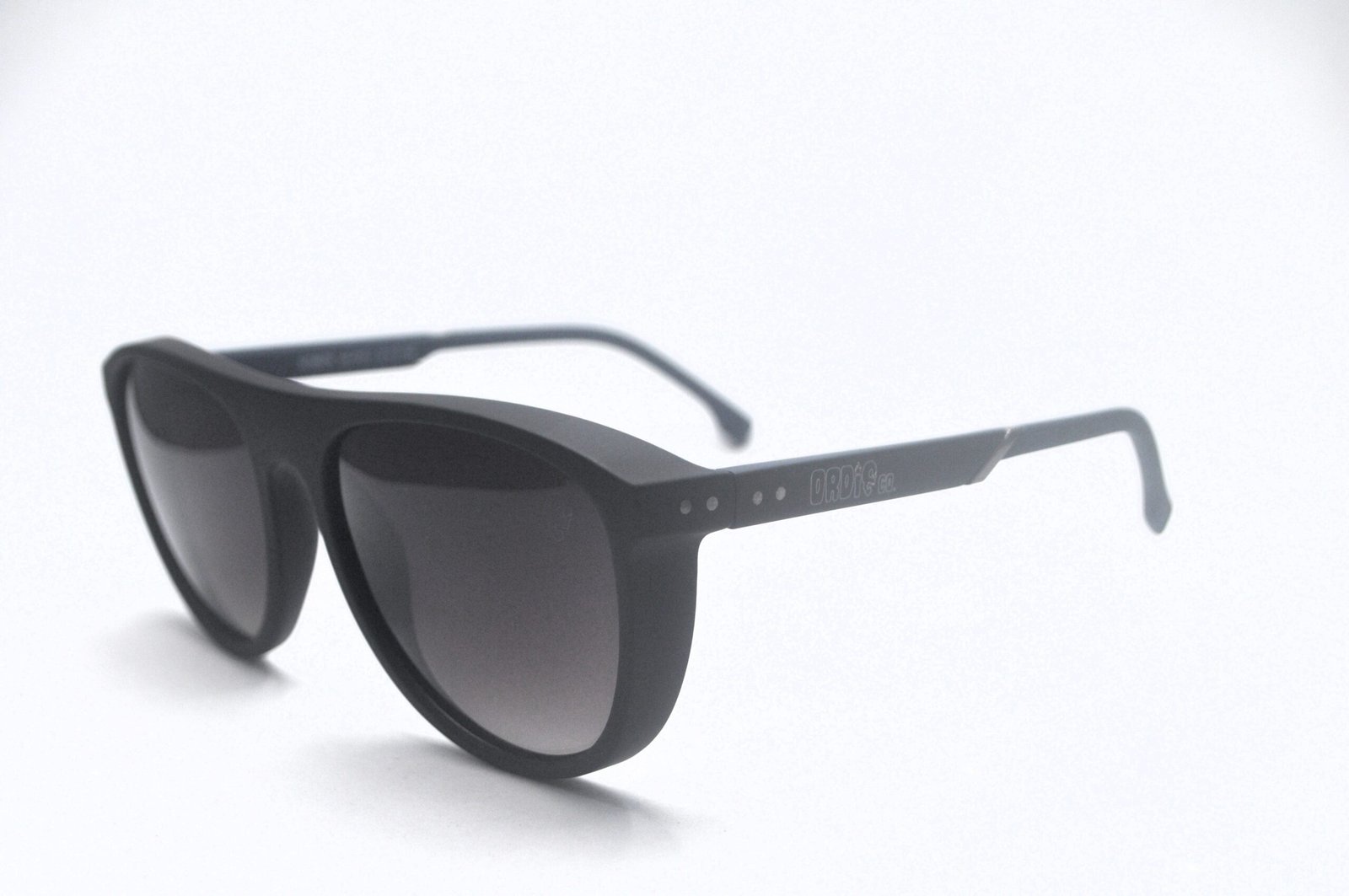 Óculos de Sol ORDIE ,Modelo : MT8678 166 Preto Fosco e Azul com Lente Gray Polarizado - Imagem 5