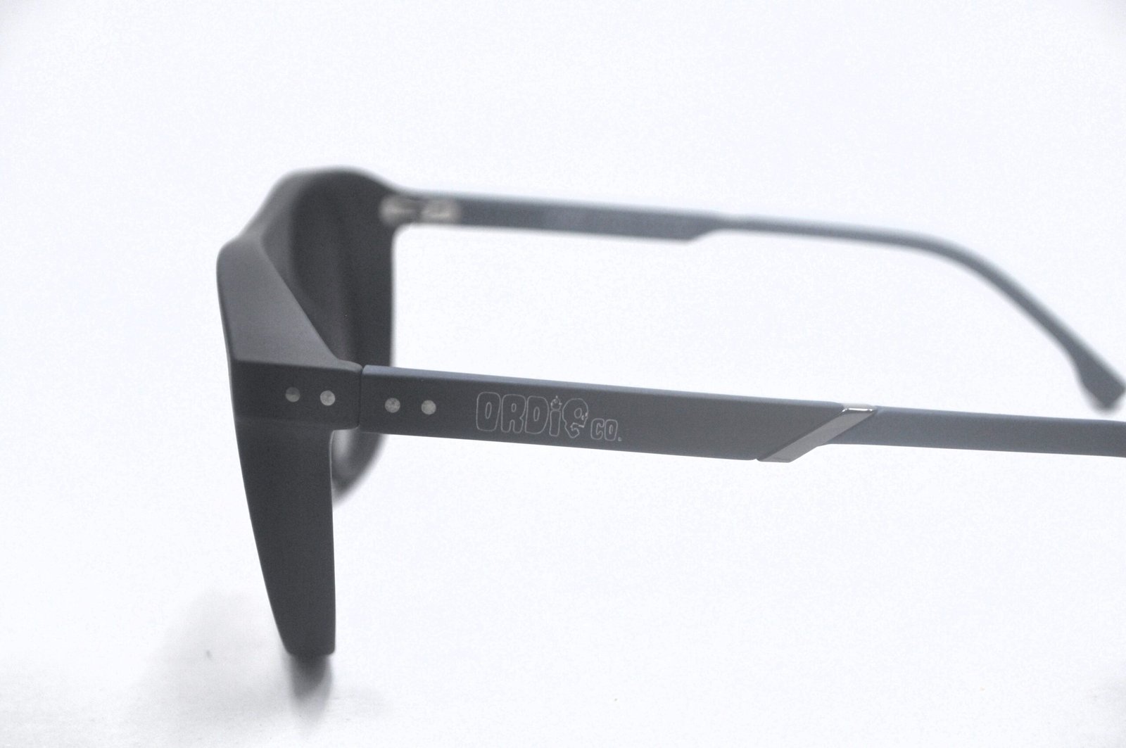 Óculos de Sol ORDIE ,Modelo : MT8678 166 Preto Fosco e Azul com Lente Gray Polarizado - Imagem 4